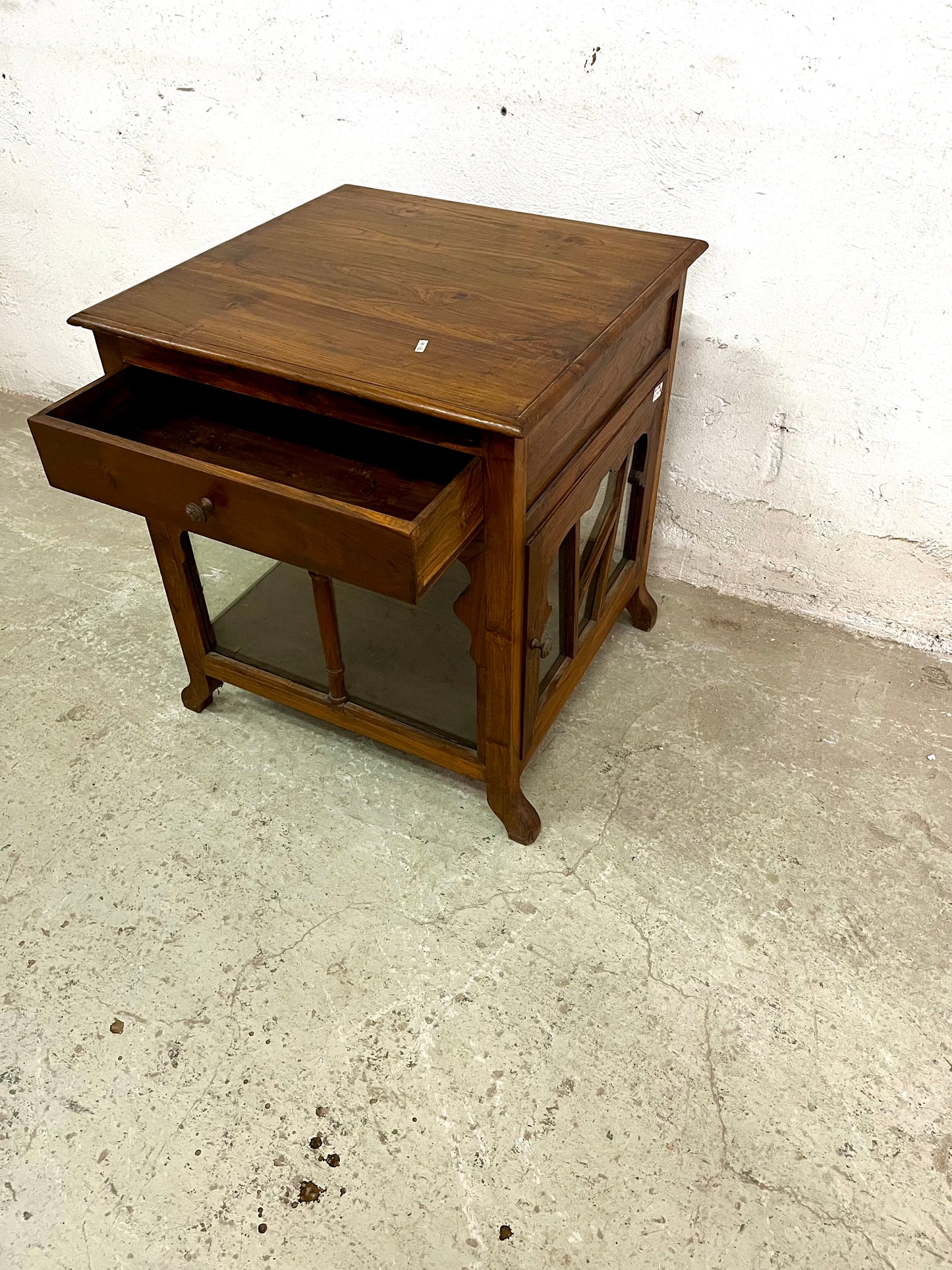 Tavolino vetrinetta coloniale in Teak