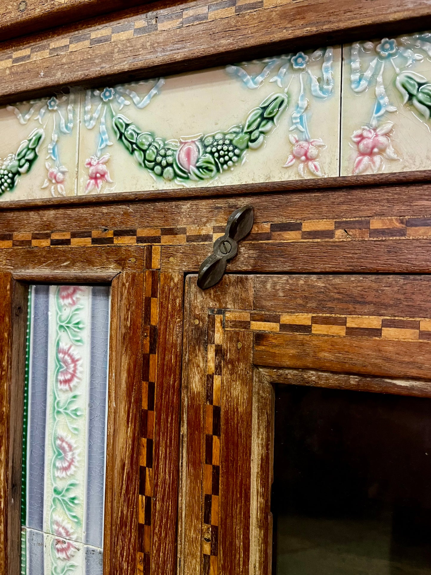 Vetrina originale epoca coloniale in legno di teak con ceramiche