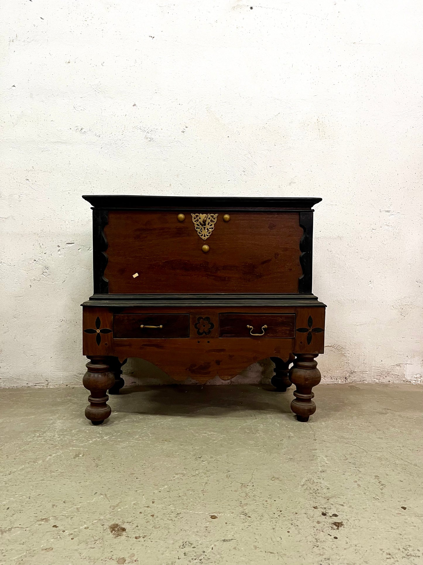 Baule coloniale in teak con intarsio ebano