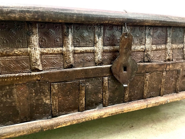 Cassapanca indiano originale antico con frontale decorato in metallo dettaglio frontale