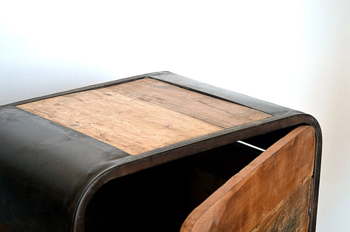 Dettaglio degli angoli arrotondati della credenza in legno riciclato e ferro battuto