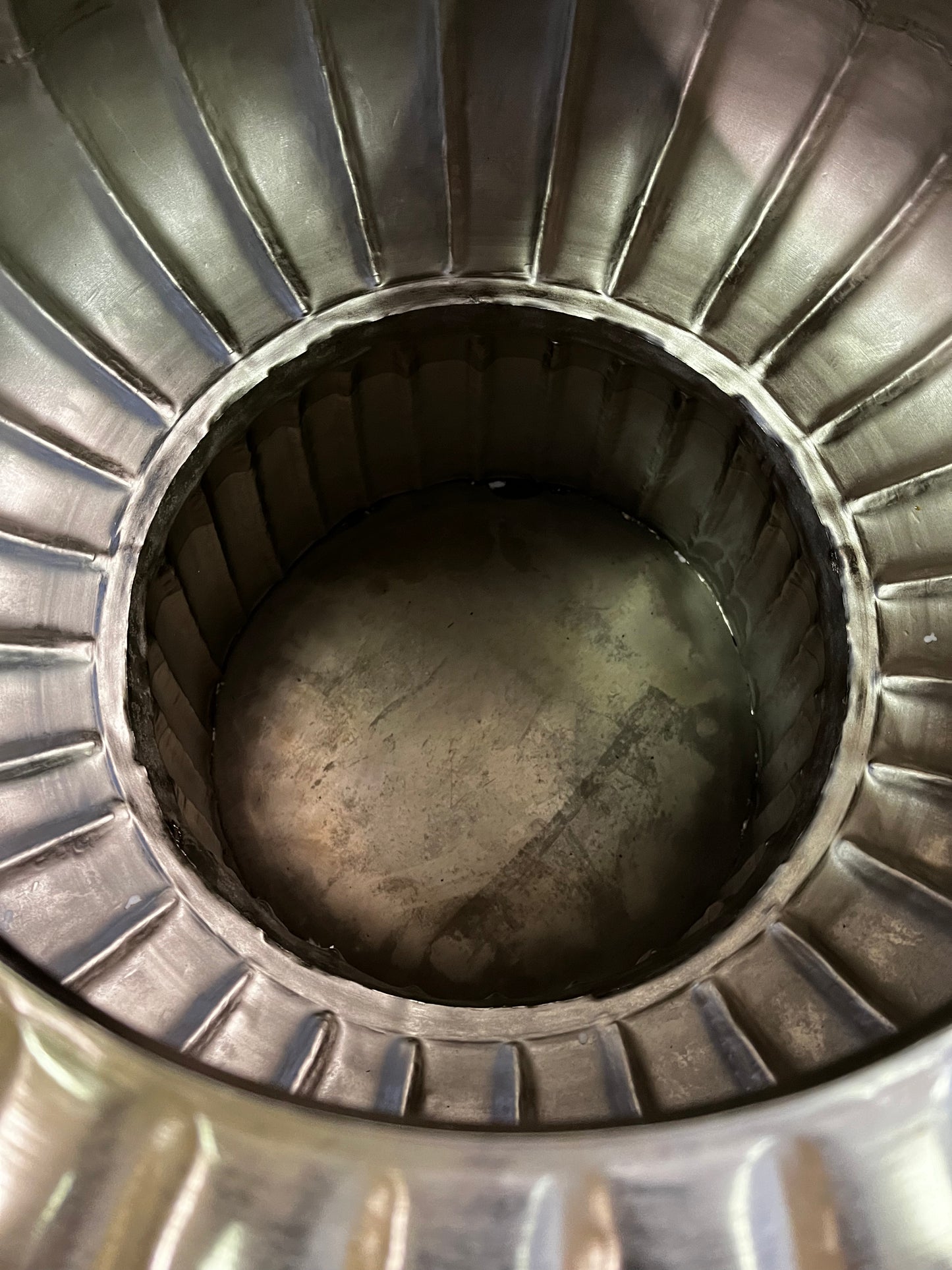 Sgabello etnico indiano porta oggetti in metallo