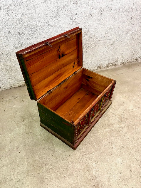 Baule Afgano originale in Cedro frontale dipinto