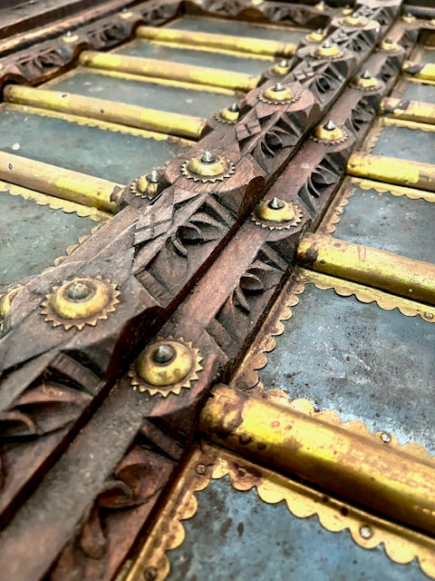 Tavolino etnico indiano con cristallo vecchia porta legno ferro ottone