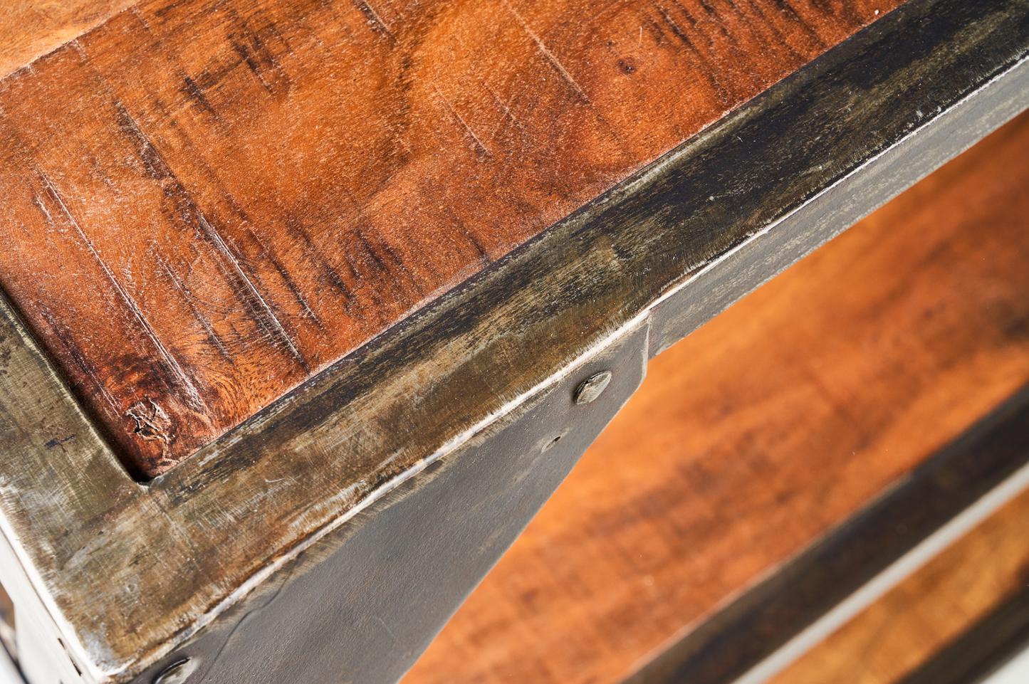 Libreria etagere in legno massiccio di recupero e metallo con ruote