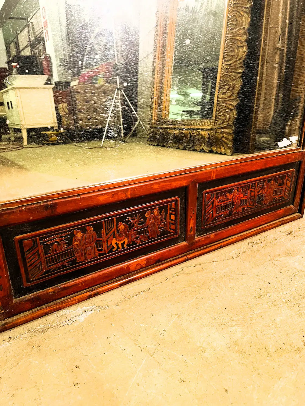 Specchio cinese originale con cornice in legno lavorato e dipinto