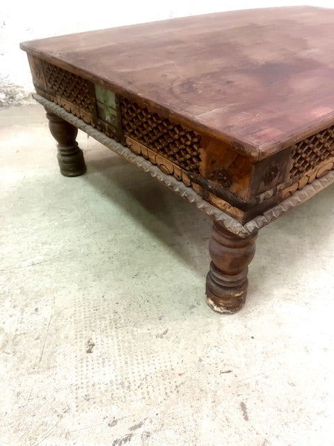 Tavolino indiano in Teak con fregio intarsiato e vetri dipinti dettaglio laterale