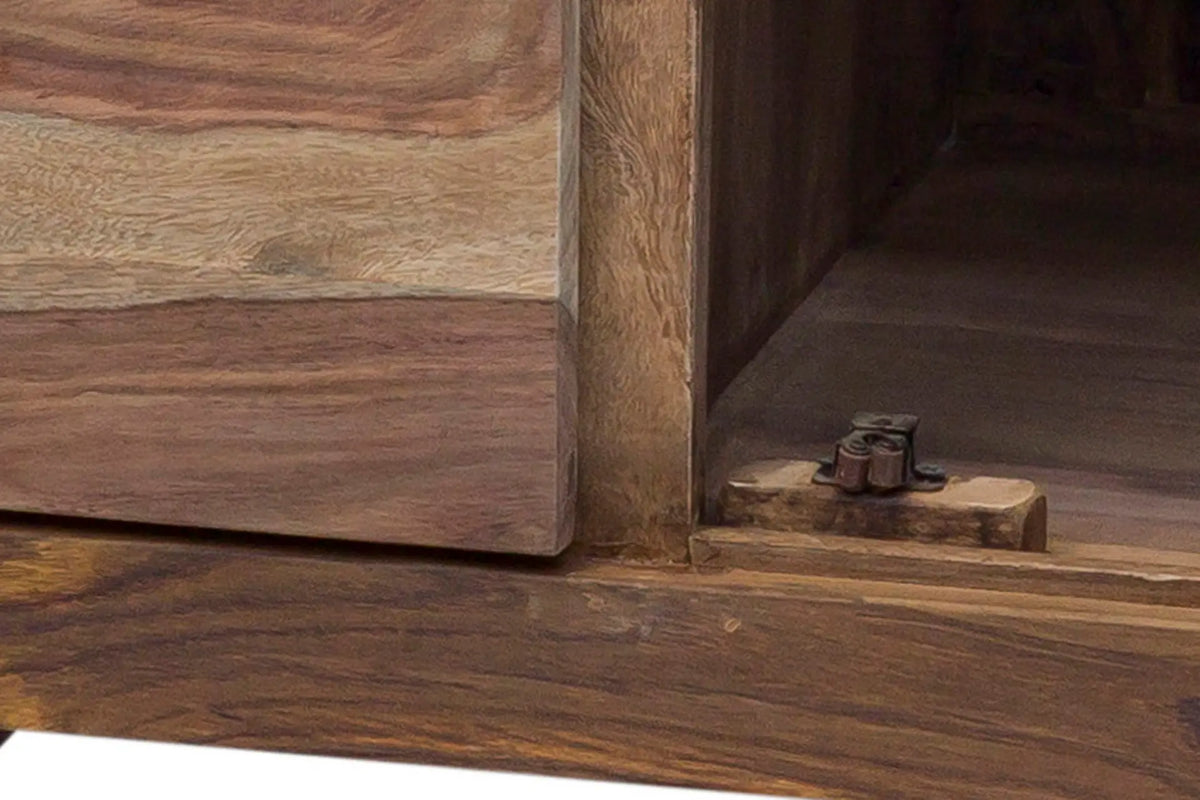 Dettaglio della credenza etnica in legno di Sheesham con ante aperte e vani interni visibili.