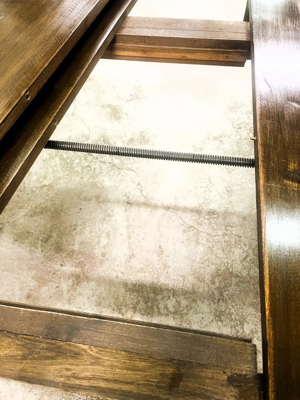Tavolo coloniale in legno massiccio di rovere allungabile con meccanismo a manovella