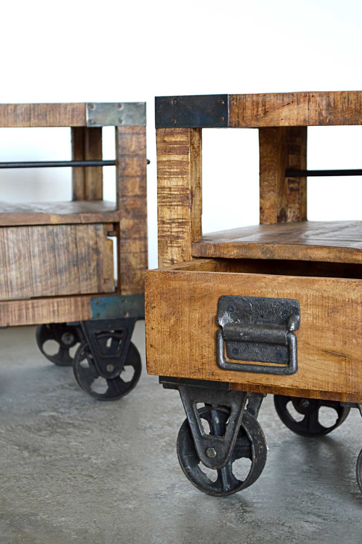 comodini legno massello di mango con ruote mobili indiani online letto country legno gresso