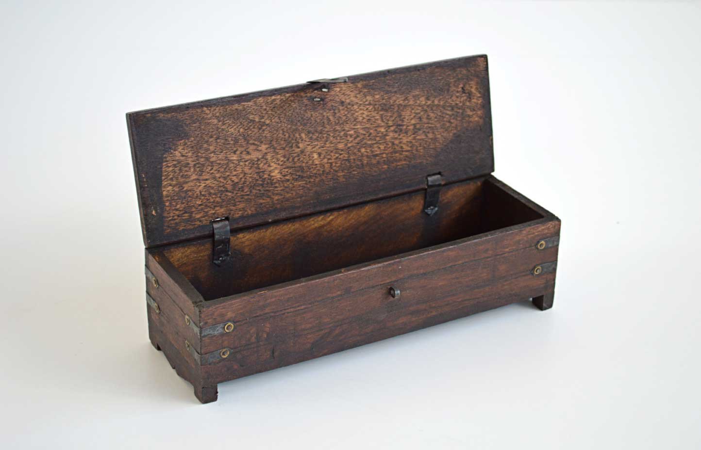 Scatola in Legno con Borchie - lapagoda.net