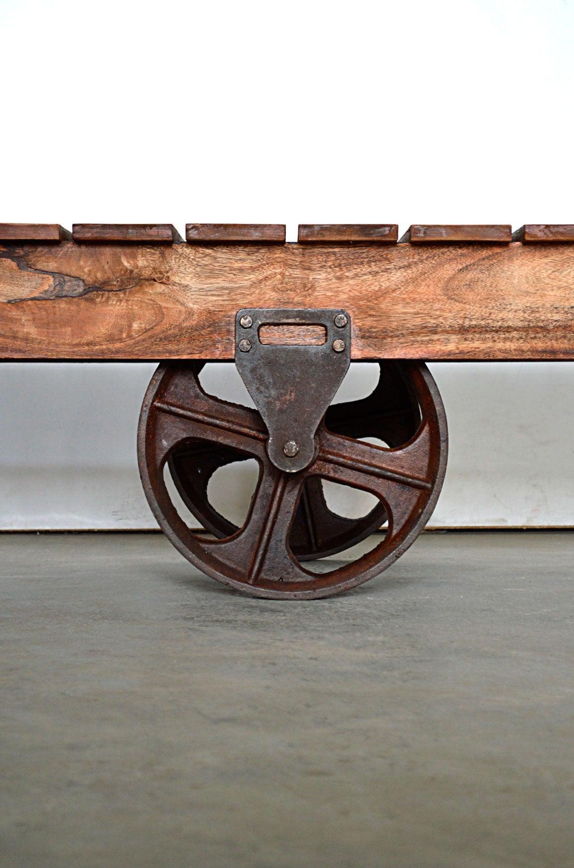 tavolino industrial con ruote in fusione in legno riciclato mobili etnici vintage industrial online