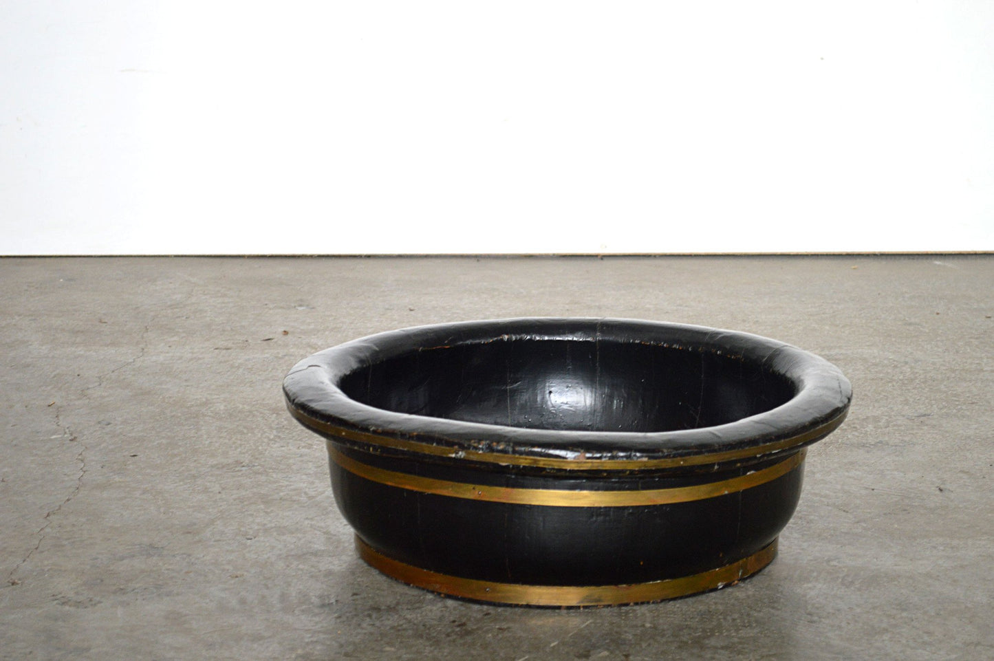 contenitore tondo cina laccato nero con borchia ottone artigianato etnico onlina