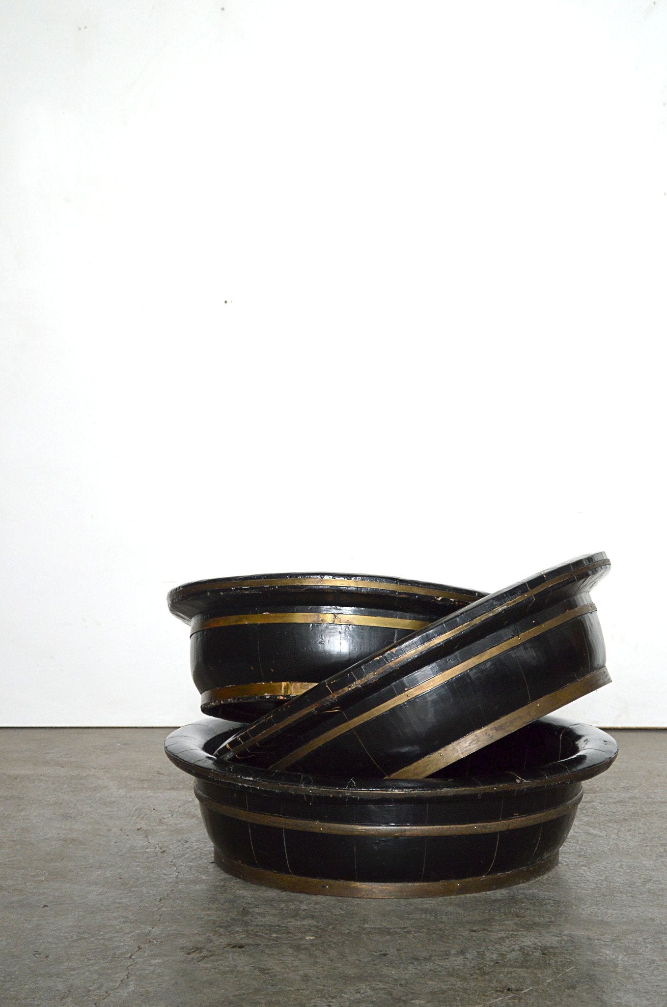 Contenitore Tondo in Legno Laccato con Borchie in Ottone Cina - EA.FO.056.Black - lapagoda.net