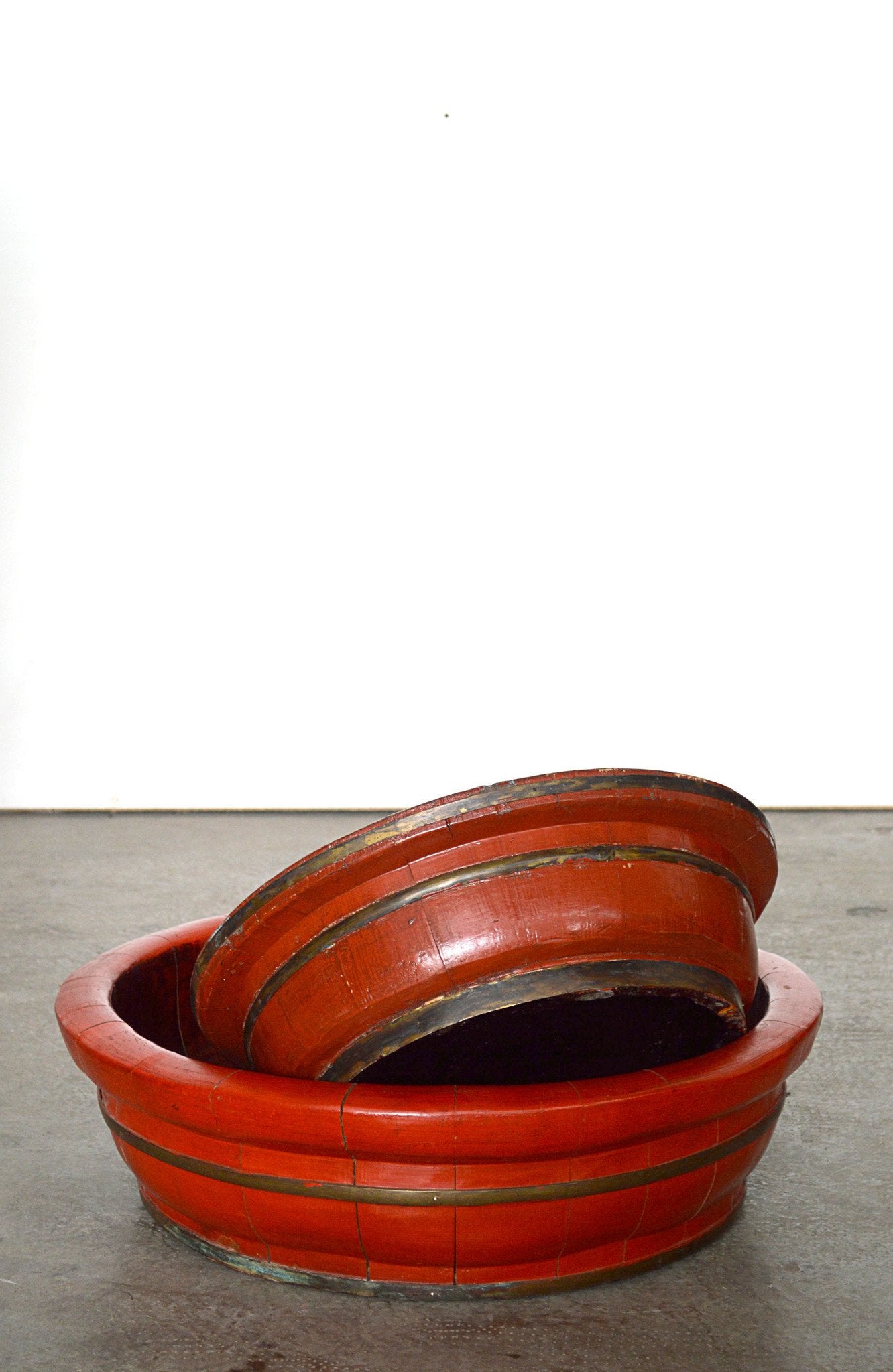 contenitore tondo cina laccato rosso con borchia ottone artigianato etnico onlina