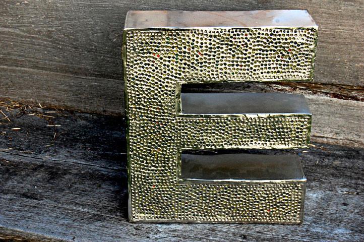 Lampada A Alphabet in Aluminio lavorato con inserti in vetro colorato -A LAMP- - lapagoda.net