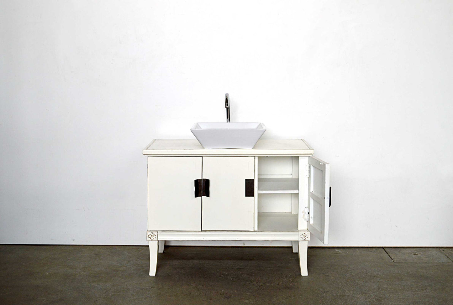 Mobile bagno cinese in lacca bianca shabby chic con lavandino e rubinetteria in legno massello Cina - 3 ante - IMG001 - lapagoda.net