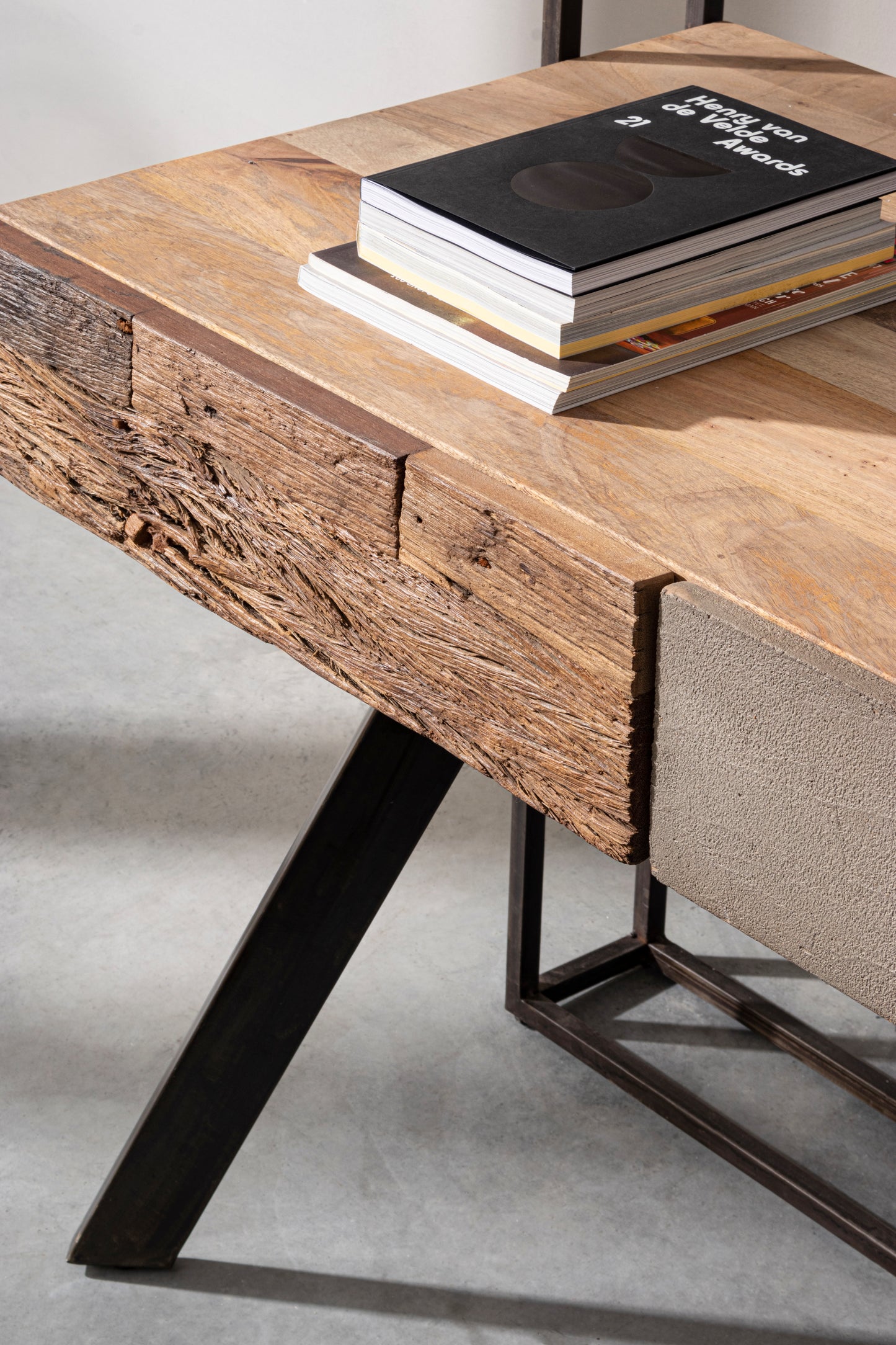 Scrivania industrial con frontale in legno ferro e cemento 2 cassetti