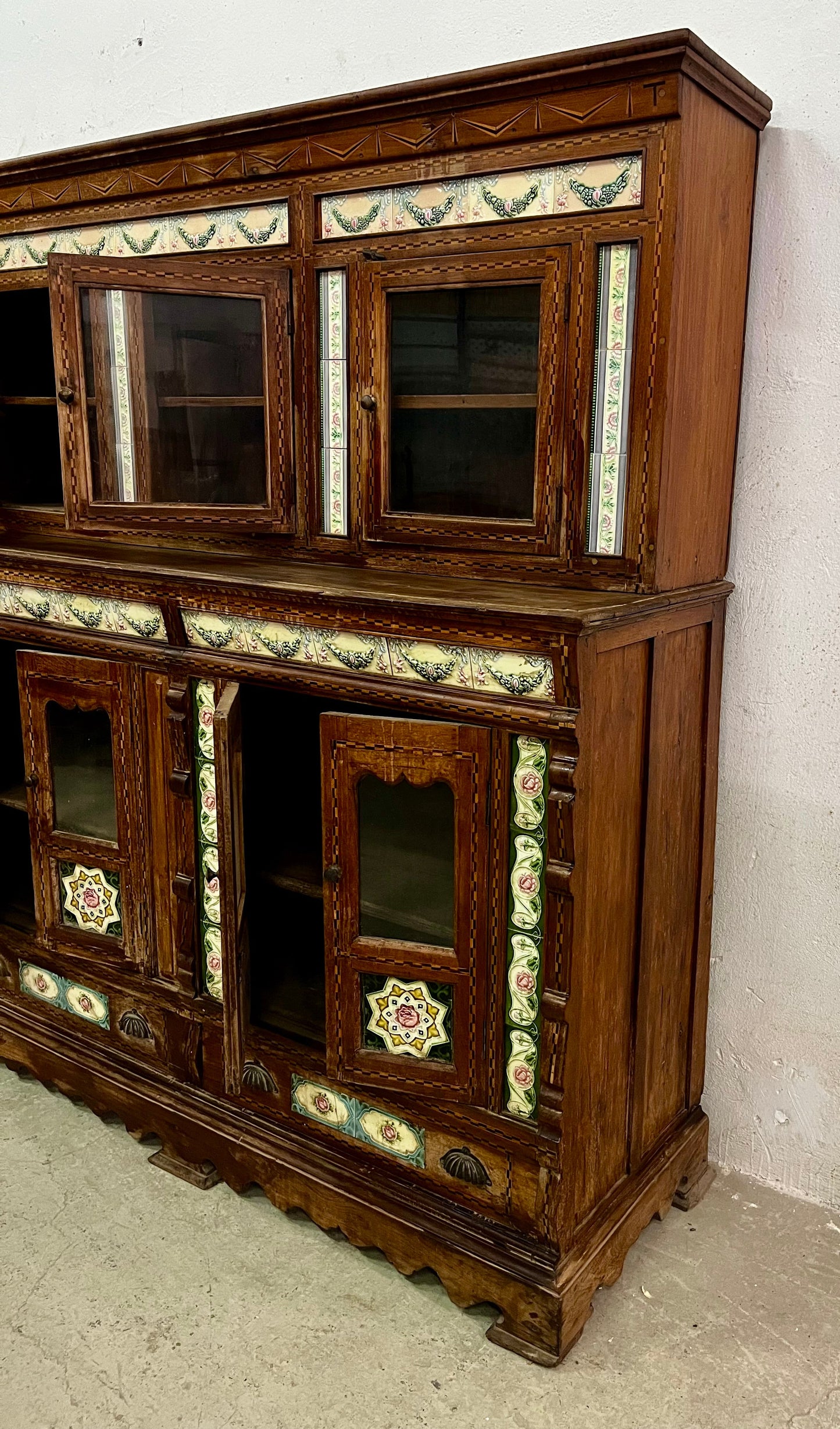 Vetrina originale epoca coloniale in legno di teak con ceramiche