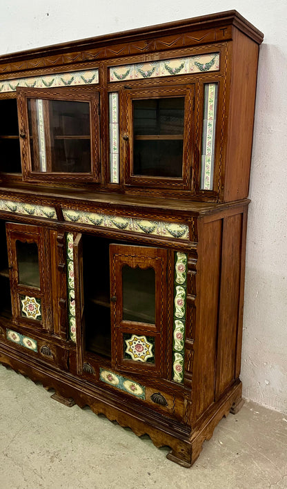 Vetrina originale epoca coloniale in legno di teak con ceramiche