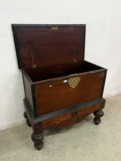 Baule coloniale in teak con intarsio ebano