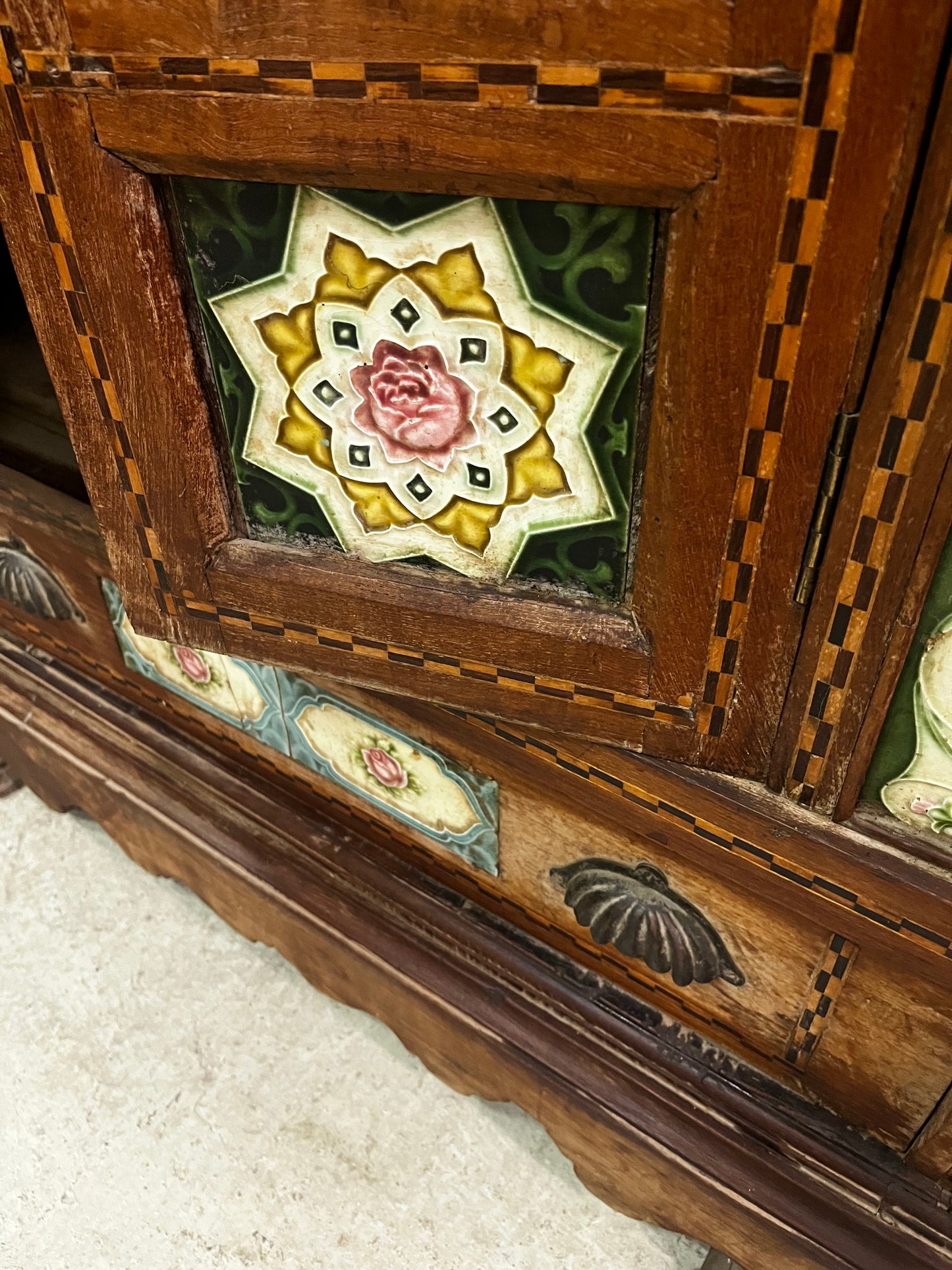 Vetrina originale epoca coloniale in legno di teak con ceramiche