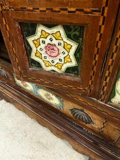 Vetrina originale epoca coloniale in legno di teak con ceramiche