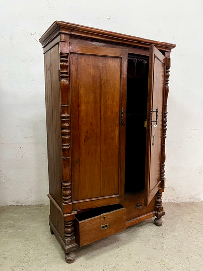 Armadio coloniale in teak con vano segreto