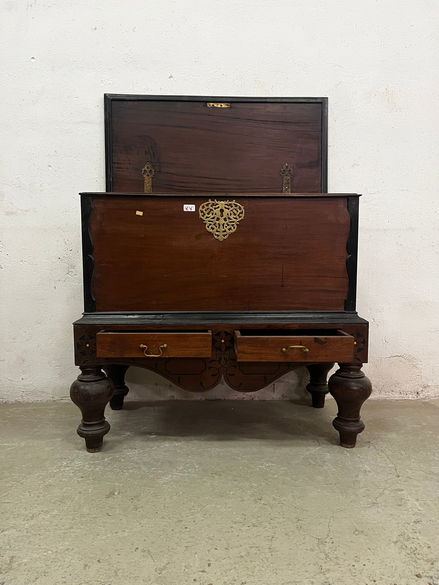 Baule coloniale in teak con intarsio ebano