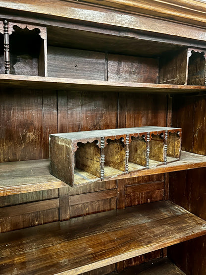 Armadio coloniale in teak con vano segreto