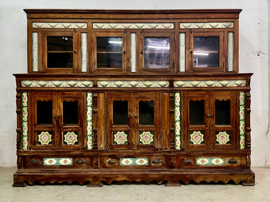 Vetrina originale epoca coloniale in legno di teak con ceramiche