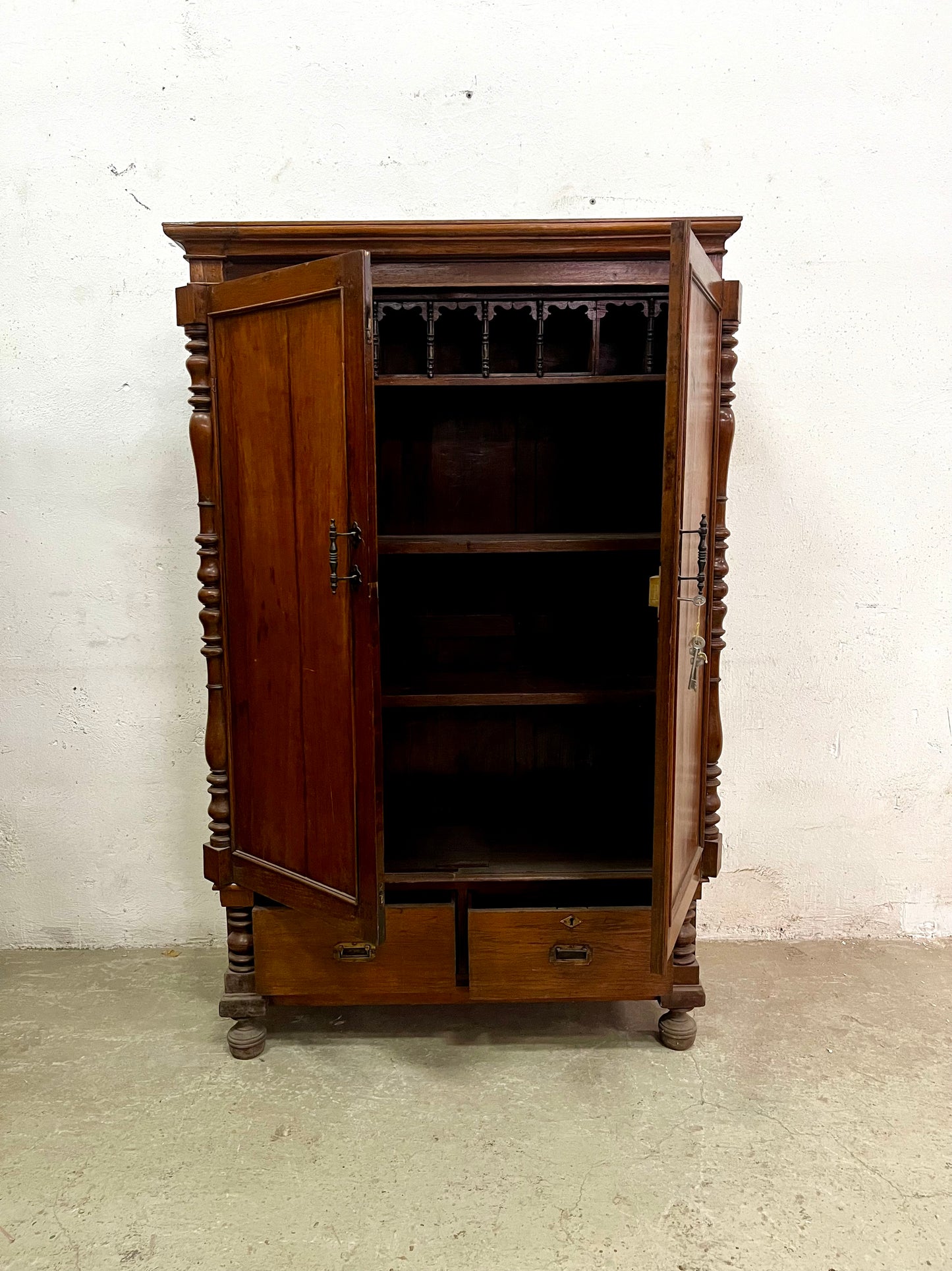 Armadio coloniale in teak con vano segreto