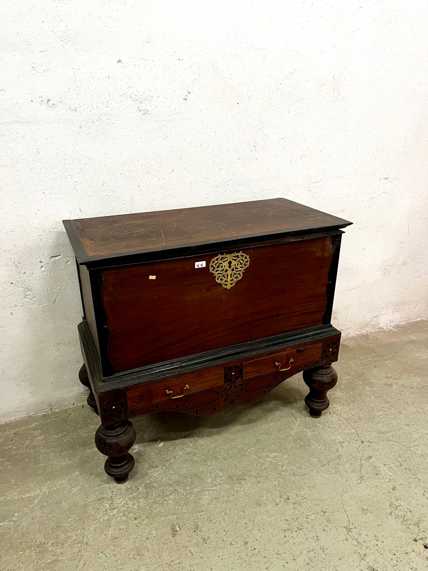 Baule coloniale in teak con intarsio ebano