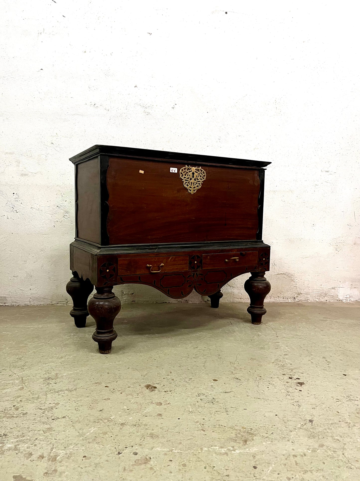 Baule coloniale in teak con intarsio ebano