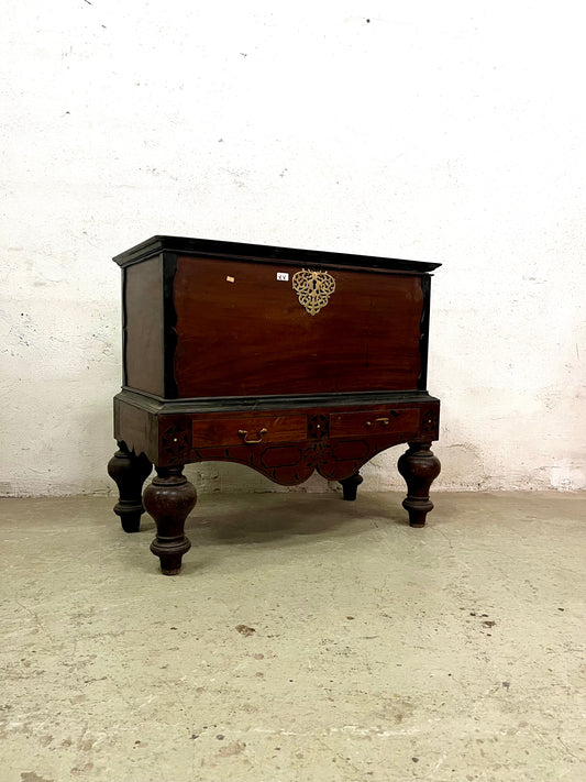 Dettaglio finitura teak e ebano, baule coloniale artigianale