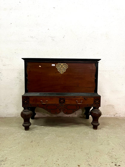 Baule coloniale in teak con intarsio ebano