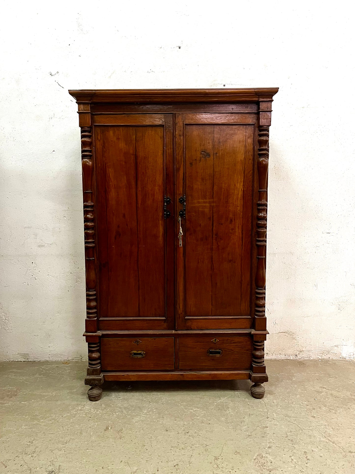 Armadio coloniale in teak con vano segreto