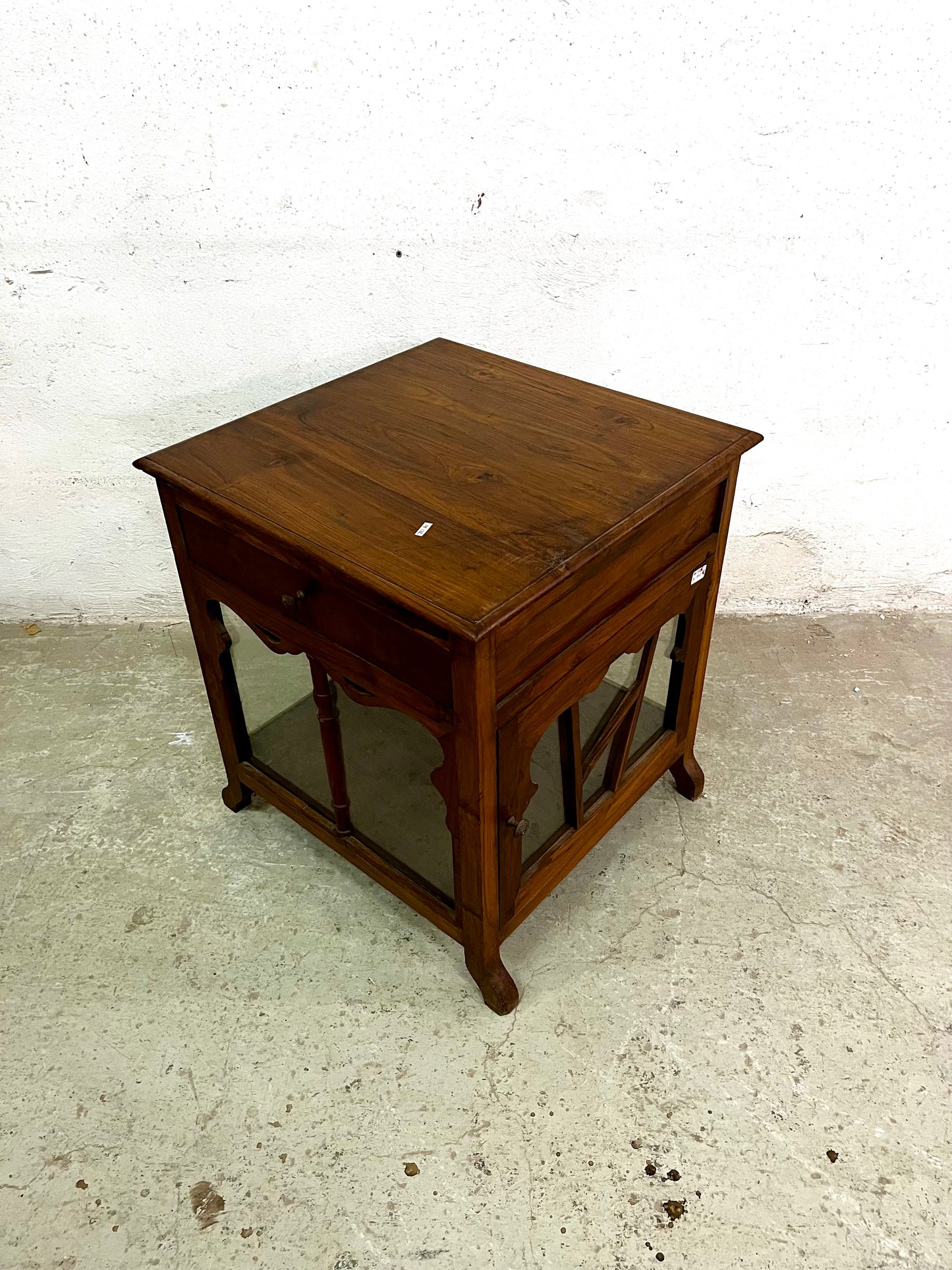 Tavolino vetrinetta coloniale in Teak