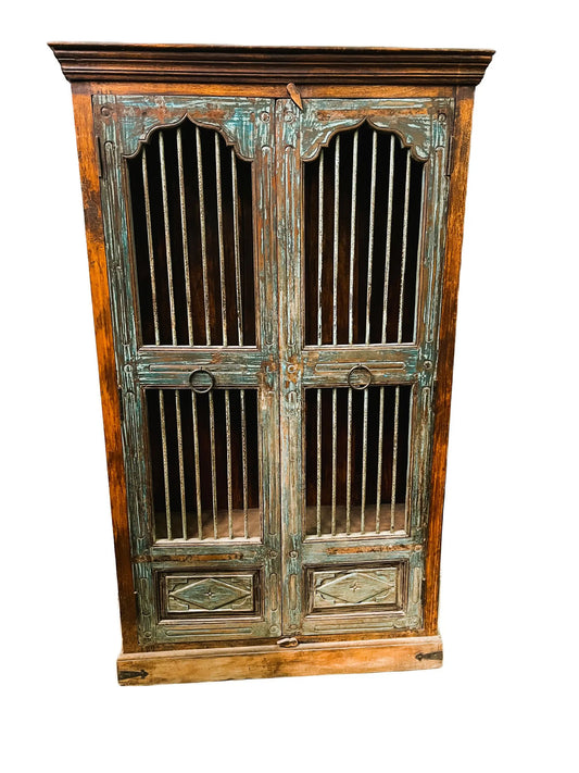 Armadio etnico indiano in legno massiccio con porte vecchie Mobile etnico in legno massello con frontale originale vecchio portale con griglia in ferro battuto e decorazioni 