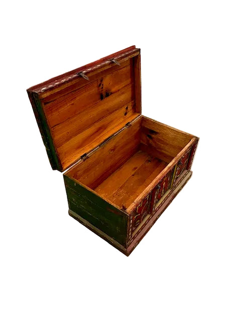 Antico baule afgano realizzato in legno massello di cedro dipinto originale pezzo unico dettaglio interno