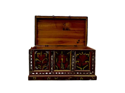 Antico baule afgano realizzato in legno massello di cedro dipinto originale pezzo unico dettaglio aperto