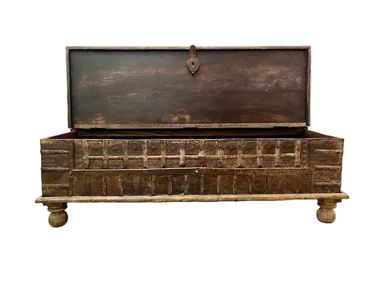 Baule indiano originale antico con frontale decorato in metallo 
