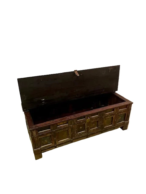 Baule indiano originale antico in legno massiccio con chiusura in ferro battuto 