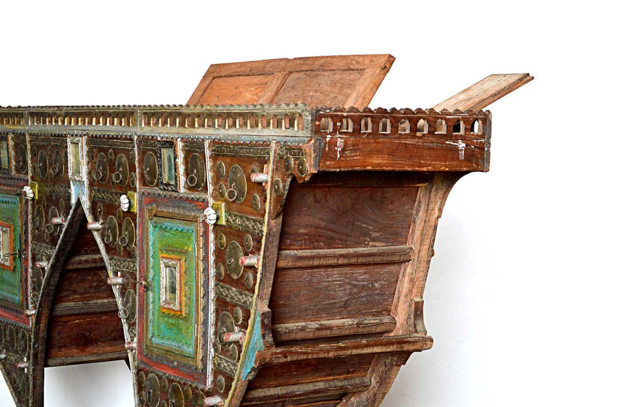 Credenza Tribale afgana camel seat pezzo unico e raro legno massiccio dipinto e decorato con ottone specchi e porcellana