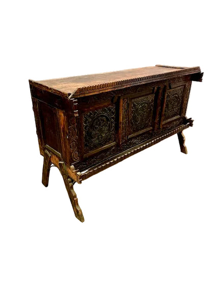 Credenza originale indiano con frontale finemente decorato vista fianco
