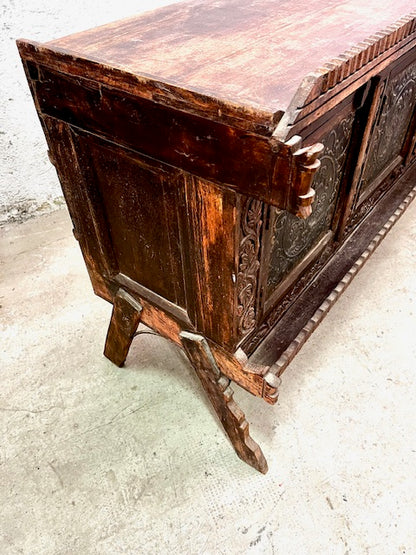 Credenza originale indiano con frontale finemente decorato particolare gamba