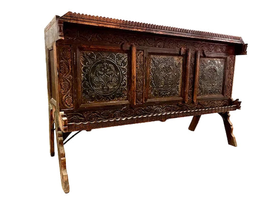 Credenza originale indiano con frontale finemente decorato vista intera