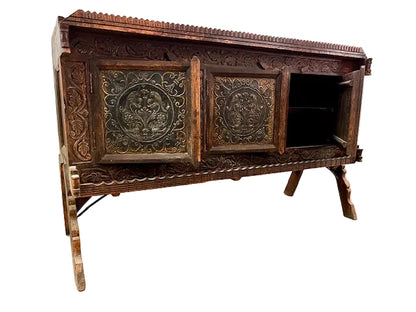 Credenza originale indiano con frontale finemente decorato vista aperta