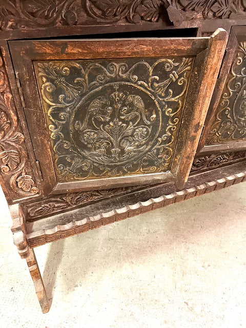 Credenza originale indiano con frontale finemente decorato particolare anta