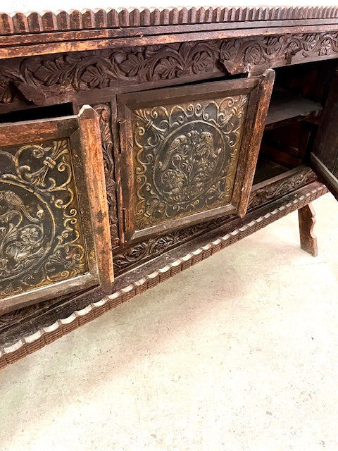 Credenza originale indiano con frontale finemente decorato vista intarsio